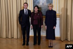 სალომე ზურაბიშვილი ესწრება ვახშამს საფრანგეთის პრეზიდენტ ემანუელ მაკრონთან და მის ცოლთან, ბრიჟიტ მაკრონთან ერთად „პარიზის მშვიდობის ფორუმის“ წინ. 9 ნოემბერი, 2023.