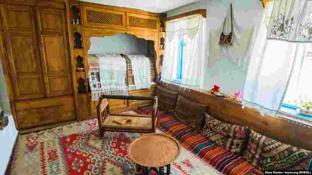 Bu da evniñ qadın tarafı ola. Yataqhane. Yabancılar kirmey. Qamere&nbsp;&ndash; yataq çamaşırı saqlanğan dolap. Yanındaki &ndash; duş&nbsp;