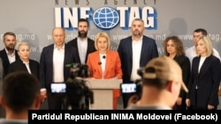 Irina Vlah (în centru, la tribună) susține o conferință de presă alături de membrii formațiunii pe care o conduce - Inima Moldovei, în care acuză puterea de represalii politice, Chișinău, 4 septembrie 2025.