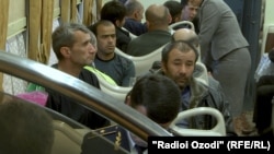 Граждане Таджикистана, отправляющиеся на заработки в Росиию железной дорогой. Душанбе, 23 ноября 2017 года.