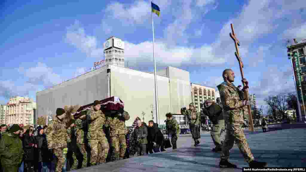 Почесна варта несе труни &laquo;айдарівців&raquo;. Це сумна традиція від початку війни на Донбасі &ndash; проводжати учасників бойових дій в останню дорогу на майдані Незалежності