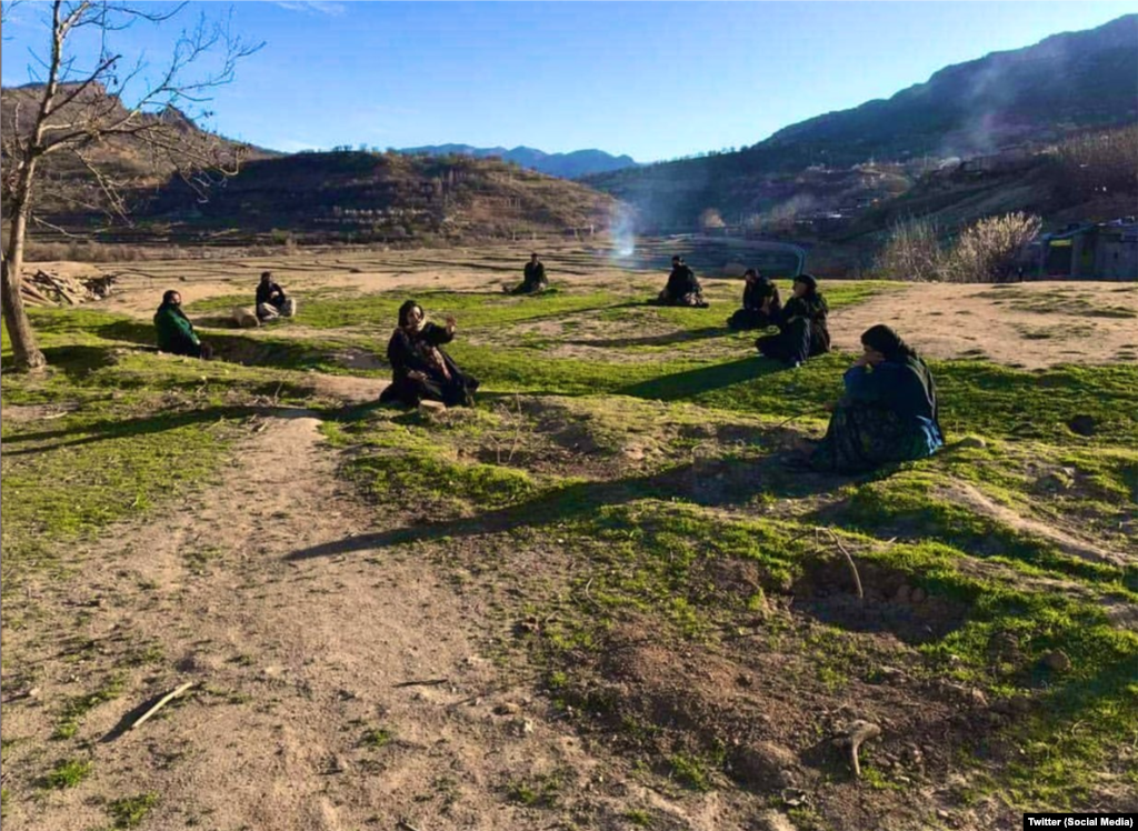 Собир на жени во иранската покраина Лорестан.