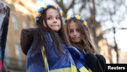 Украинанын желегин жамынган Настя менен Алина, Лондон, 2-март, 2025-жыл