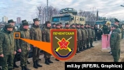 ბელარუსის კავშირგაბმულობის 56-ე ცალკეული პოლკის მეთაური, ვიცე-პოლკოვნიკი პაველ ჩაიკა მინსკის მახლობლად ოზერიშჩეს სადგურზე ხვდება რუსეთის მე-200 ცალკეულ მოტომსროლელთა  ბრიგადის წევრებს. 2025 წლის 30 აპრილი.