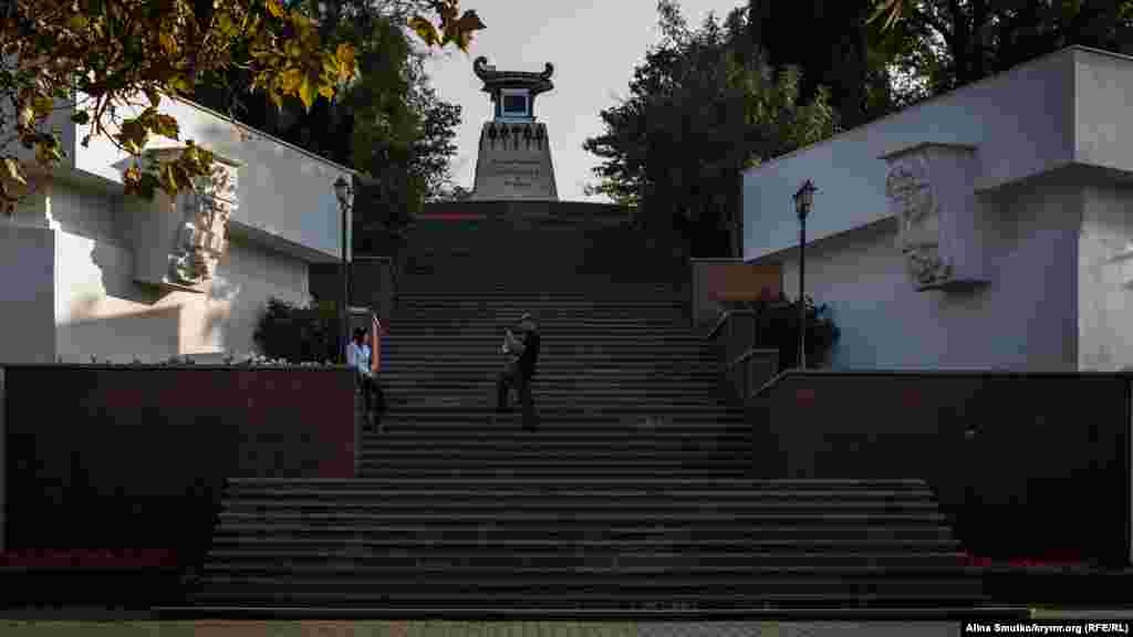 Туристи фотографуються на сходах біля пам'ятника герою російсько-турецької війни, моряку Олександру Казарському