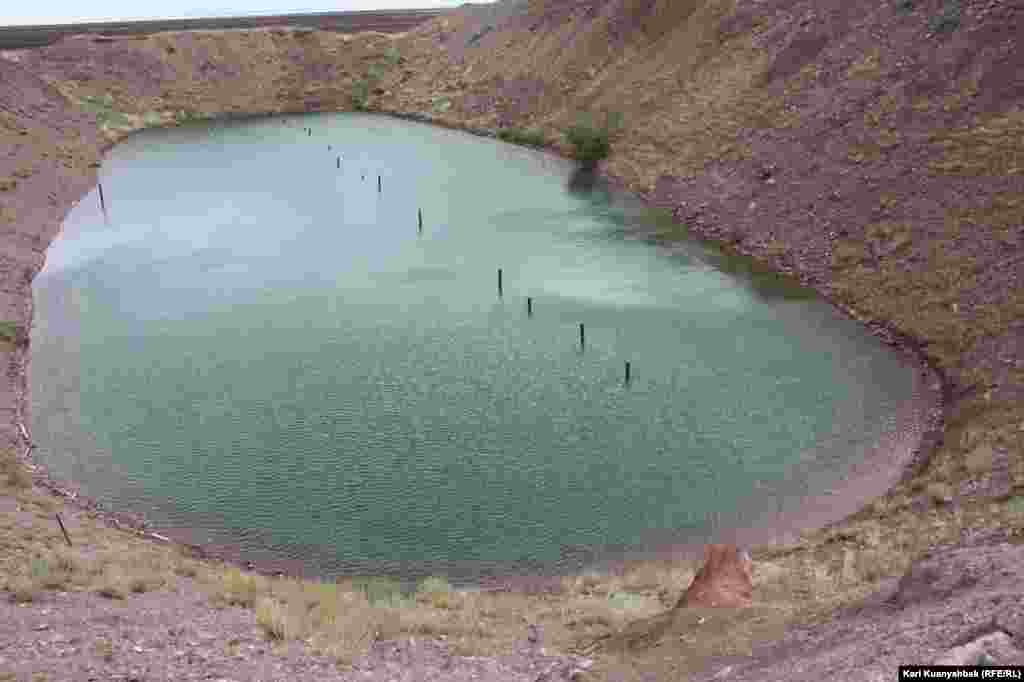 "Атылған көлдің" батыс бетінен қарағандағы көрінісі. Осы маңда жел әдетте, батыстан соғады. Көлдің ық, шығыс жағында ауылдар қоныстанған. &nbsp;