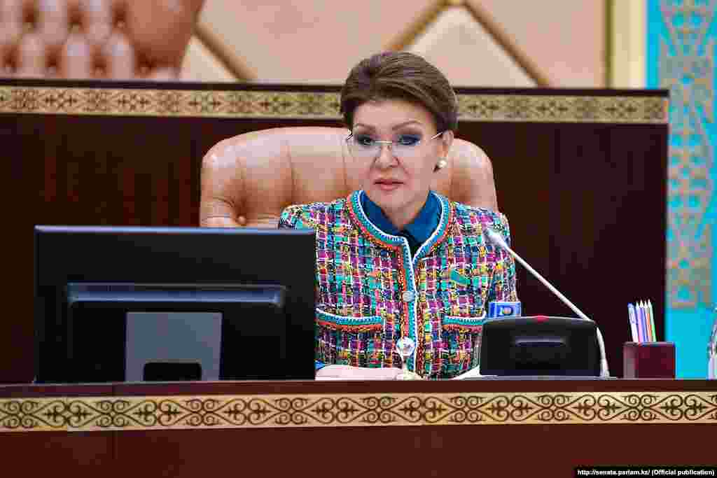 2020 жылғы мамырдың біріне президент Тоқаев Дариға Назарбаеваға "белсенді де жемісті жұмысы" үшін алғыс білдіріп, экс-президенттің қызының парламент сенаты депутаты өкілетін доғару жөнінде жарлық шығарды.