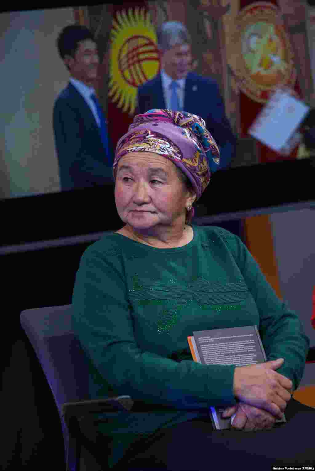 "Уланбектин аз өмүрү китепке айланганы жүрөгүмдү оорутуп турса, бир чети жаш болсо да эмгеги сиңип, китеби чыгып жатканына кубанып турам" (Жыпаргүл Сариев Уланбектин апасы).&nbsp;