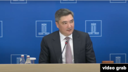 Премьер-министр Олжас Бектенов журналистердің сұрағына жауап беріп отыр. Астана, 16 шілде, 2025 жыл.