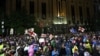 Protestatari flutură steagurile Georgiei și UE în timpul protestului împotriva proiectului de lege privind „influența străină”. Tbilisi, 12 mai 2024.