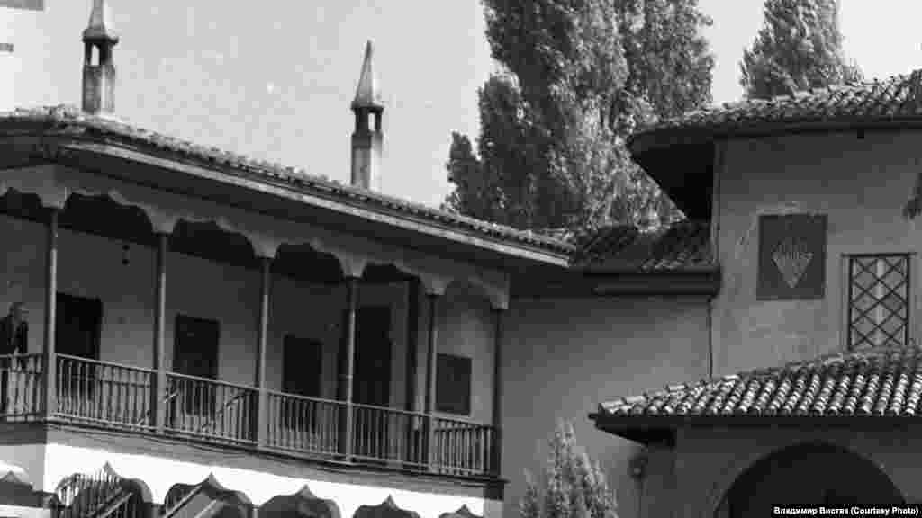 Er adam saraynıñ iç azbarçığındaki balkonda