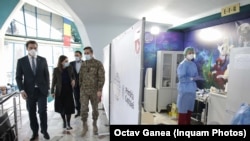 Campania de vaccinare este coordonată de colonelul Valeriu Gheorghiță și secretarul de stat, Andrei Baciu. Imagine de la un centru de vaccinare din București.
