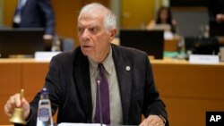 جوزپ بورل، مسئول سیاست خارجی اتحادیه اروپا، زنگ را به نشانه آغاز نشست وزیران این اتحادیه به صدا در می‌آورد