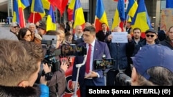 George Simion, liderul AUR, s-a alăturat mulțimii de protestatari din fața Parlamentului European de la Bruxelles timp de 20 de minute.
