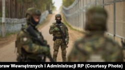 Польскія памежнікі на мяжы зь Беларусьсю