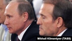 Ресей президенті Владимир Путин (сол жақта) және украиналық саясаткер Виктор Медведчук. Киев, 27 шілде 2013 жыл.