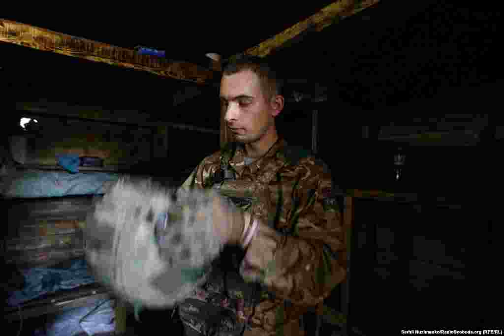 Teksa priste të bëhej kafeja, Oleksandr vendos shpejt përkrenaren e tij, fik ngrohësen e ujit dhe vrapon drejt obusit pasi jepet urdhrit "Për të luftuar!".