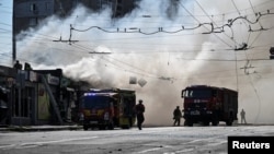 Pompierii intervin pe 18 august 2025 la locul unui atac cu rachete rusești în Zaporijia.