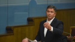 "Mi smo mala zemlja, znamo ko je tukao koga i to će izazvati velike probleme u Crnoj Gori", rekao je Medojević.