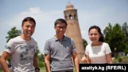 "Азаттык плюстун" эки алып баруучусу продюсери менен Өзгөндө. Айкөл (солдон биринчи) Жанар (ортодо) жана Айдана.