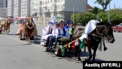 Камал театры каршыннан Сабантуйга бүләк җыючы җигүле атлар үтте