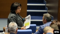 Министърката на финансите Теменужка Петкова и председателят на бюджетната комисия Делян Добрев по време на заседанието на парламента в сряда, 17 декември