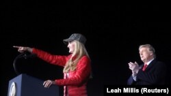 Республикачы талапкер Келли Лөффлер жана президент Доналд Трамп. Жоржия, 4-январь 2020-жыл