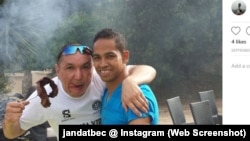 Жандатбектин 2014-жылдын сентябрь айында "Инстаграмга" жарыяланган, Корсикада тартылган сүрөтү.