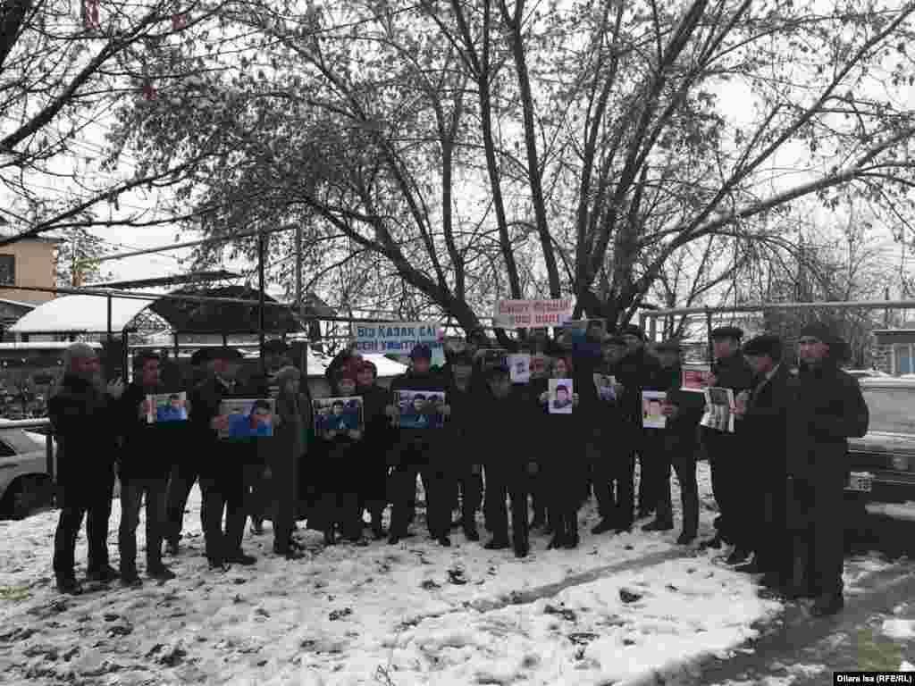 Шымкентте марқұм белсендіні еске алуға жиналғандар "Дулат Ағаділ қош бол!", "Біз Қазақ елі сені ұмытпаймыз" деген жазуы бар плакаттар, Ағаділдің суреттер ұстап тұрды.