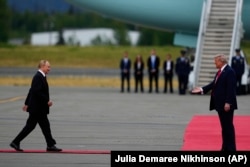 Donald Trump l-a primit pe Vladimir Putin cu covorul roșu, Alaska, 15 august 2025.