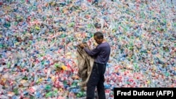 Кытайда желим шише чогулткан адам.