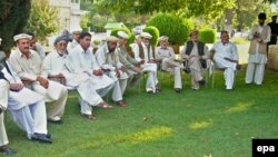 په کورمه کې یوشمېر قومي مشران په یوه جرګه کې ناست دي - پخوانی انځور.