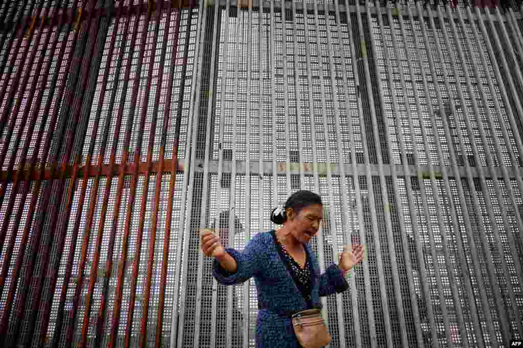 В 1994 году власти США построили забор на границе с Мексикой, чтобы ограничить приток нелегальной иммиграции