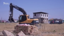 Бишкектеги мыйзамсыз курулуш: Тургундар менен милиция тирешти 