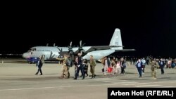 Grupi i parë i afganëve që arritën në Kosovë më 29 gusht 2021. 