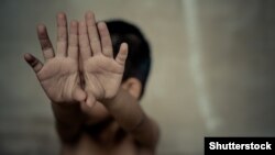 Un băiat de 13 ani din județul Brașov a fost, timp de circa opt luni, sclavul unui fermier din județul Covasna, după ce a fost vândut acestuia chiar de către tatăl său, spun procurorii DIICOT (ilustrație generică).