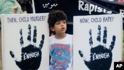 په اسلام اباد کې یو ماشوم د مظاهرې پر مهال په لاسونو کې پر ماشومانو د جنسي تېري او د هغوی د وژنو ضد لوحې نیولې دي - پخوانی انځور.