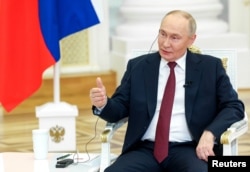 Владимир Путин дает интервью журналистам и руководителям индийских телеканалов Aaj Tak и India Today в Кремле накануне визита. 3 декабря 2025 года