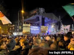 Studentët dhe të tjerë protestojnë me pankarta, muzikë dhe brohoritje në Novi Pazar.