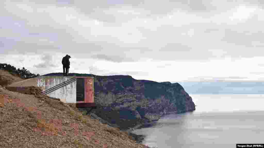 Висящая на скале над пропастью железная &laquo;бочка&raquo; диаметром 1,8 метра и высотой 2 метра &ndash; высотный наблюдательный пост времен Первой мировой войны