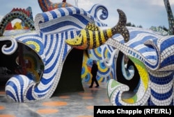 ბათუმის პლაჟთან საბჭოთა დროის ნაგებობა, სადაც ახლა ბარია. 25 აპრილს ბარი ცარიელი იყო