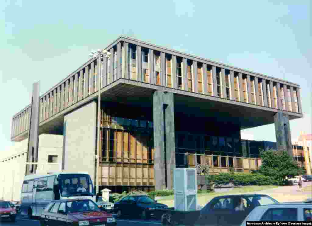 Азат Еуропа/Азаттық радиосының штаб-пәтері болған прагалық ғимарат. 1995 жылы Азат Еуропа/Азаттық радиосы Чехия президенті Вацлав Гавелдің шақыруымен Прагаға көшті. Гавел радиоға қала орталығындағы Чехословакия коммунистік парламентінің ғимаратын номиналды бағаға жалға берді.2009 жылы Азат Еуропа/Азаттық радиосы қала шетіне қарай арнайы соғылған ғимаратқа көшті. 