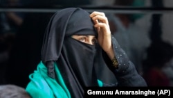 Një grua e evakuuar nga Afganistani në Uashingtin. Gusht 2021.