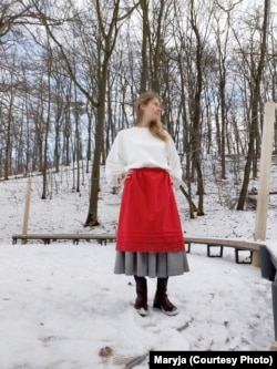 Фартух да сураскага строю, рэканструяваны паводле малюнку Міхася Раманюка