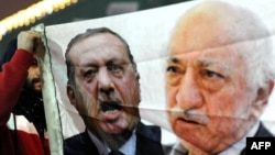 عکس آرشیوی از بنری با تصاویر اردوغان و گولن در دست یک معترض علیه دولت، دسامبر ۲۰۱۳