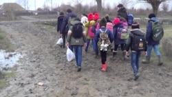 İmişli sakini: 'Kənddə qızları məktəbdən çıxarırlar ki, adına söz çıxar'