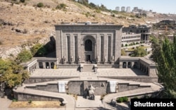 Matenadaran, namjenski izgrađena građevina, otvoren je u Jerevanu 1959. godine za čuvanje armenskih rukopisa.