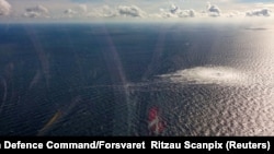 Истекување гас во Северен тек 2 како што се гледа од данскиот пресретнувач Ф-16 на Борнхолм, Данска, 27 септември 2022 година