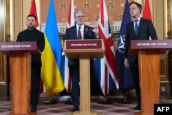 Președintele ucrainean Volodimir Zelenski, premierul britanic Keir Starmer și secretarul general al NATO Mark Rutter.