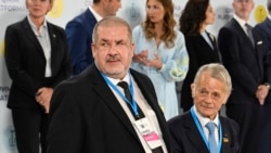 Qırımtatar Milliy Meclisiniñ reisi Refat Çubarov (soldan) ve qırımtatar halqınıñ lideri Mustafa Cemilev (sağdan) «Qırım platforması» sammitinde. Kyiv, 2021 senesi avgustnıñ 23-ü